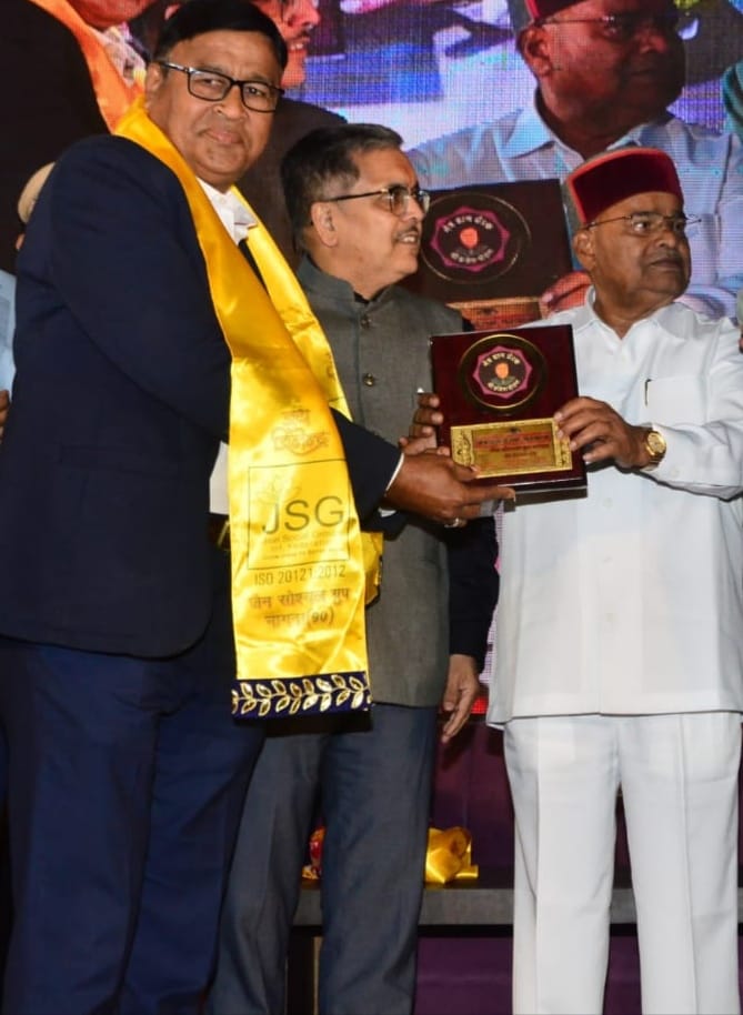 फोटो राज्यपाल डॉ गेहलोत सम्मानित करते हुए फोटो राज्यपाल डॉ गेहलोत सम्मानित करते हुए