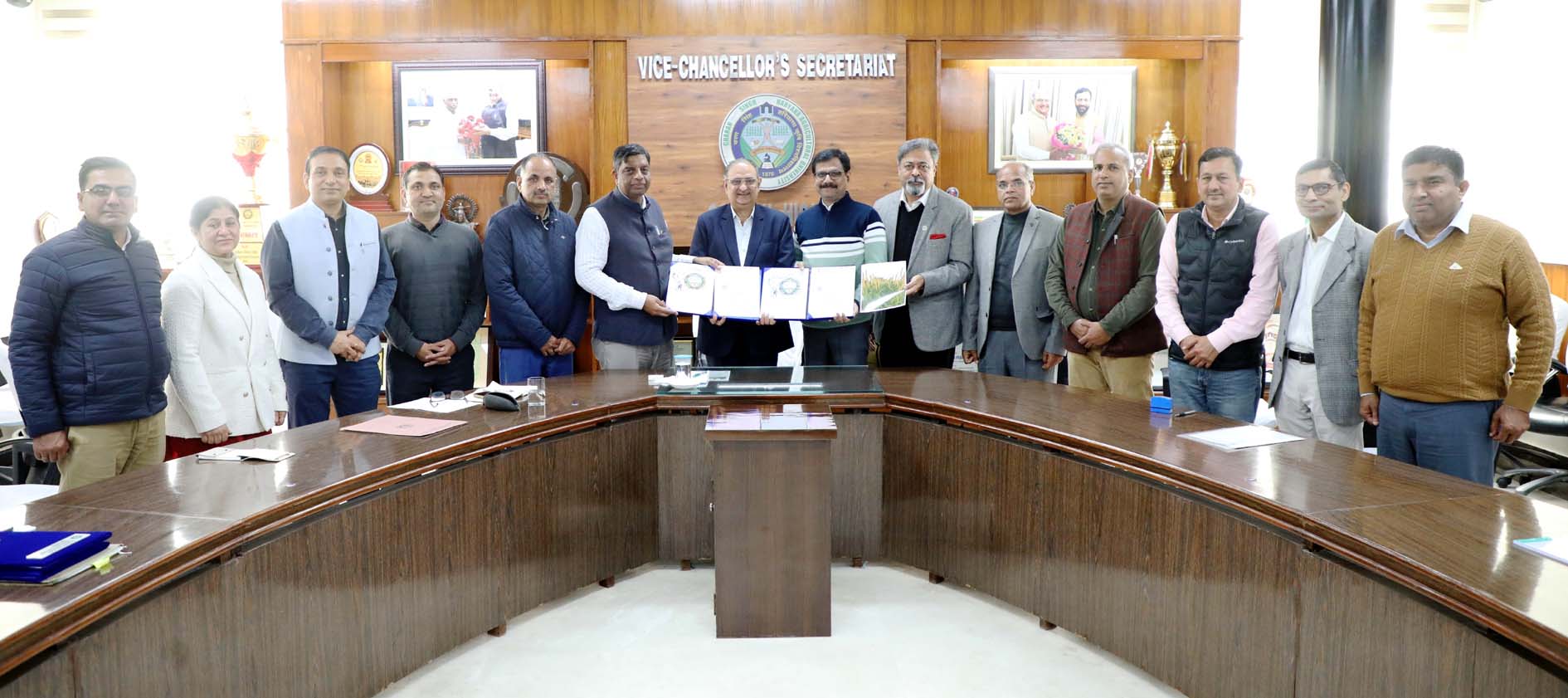 विश्वविद्यालय के कुलपति प्रो. बीआर कम्बोज के साथ कंपनी के अधिकारी व विश्वविद्यालय के अधिकारीगण। विश्वविद्यालय के कुलपति प्रो. बीआर कम्बोज के साथ कंपनी के अधिकारी व विश्वविद्यालय के अधिकारीगण।