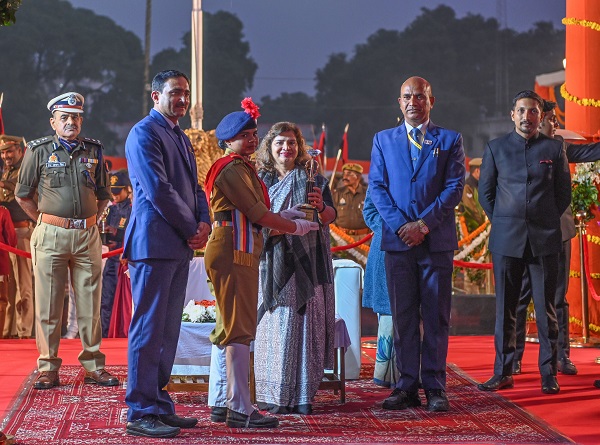 बीटिंग द रिट्रीट समारोह में ट्रॉफी प्रदान करते अतिथि बीटिंग द रिट्रीट समारोह में ट्रॉफी प्रदान करते अतिथि