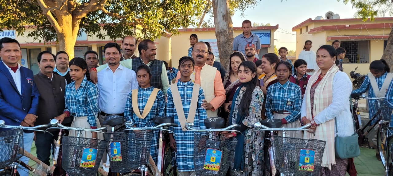 साइकल वितरण के बाद राज्य मंत्री के साथ बच्चे साइकल वितरण के बाद राज्य मंत्री के साथ बच्चे