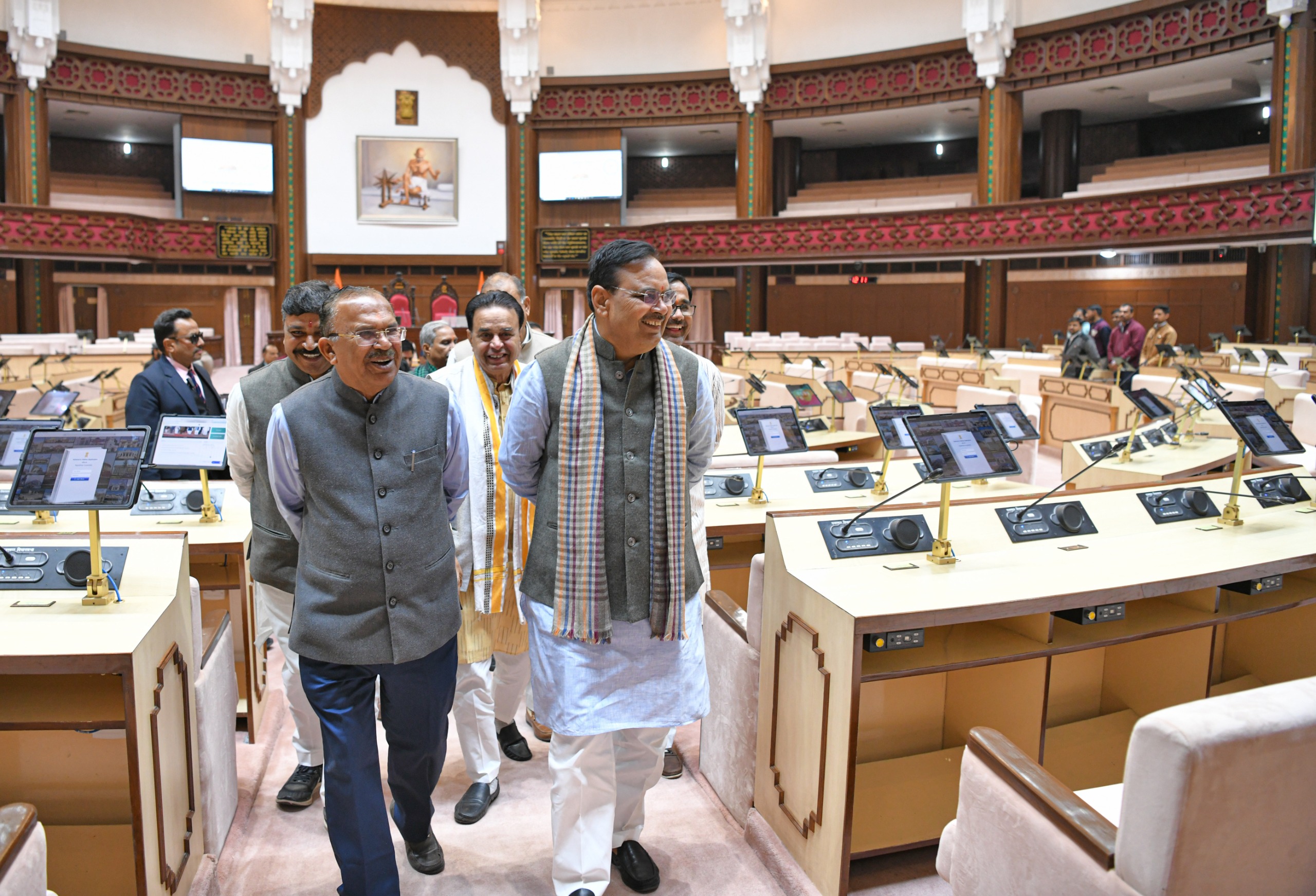 मुख्यमंत्री भजनलाल शर्मा विधानसभा के नए परिवेश का अवलोकन करते हुए मुख्यमंत्री भजनलाल शर्मा विधानसभा के नए परिवेश का अवलोकन करते हुए