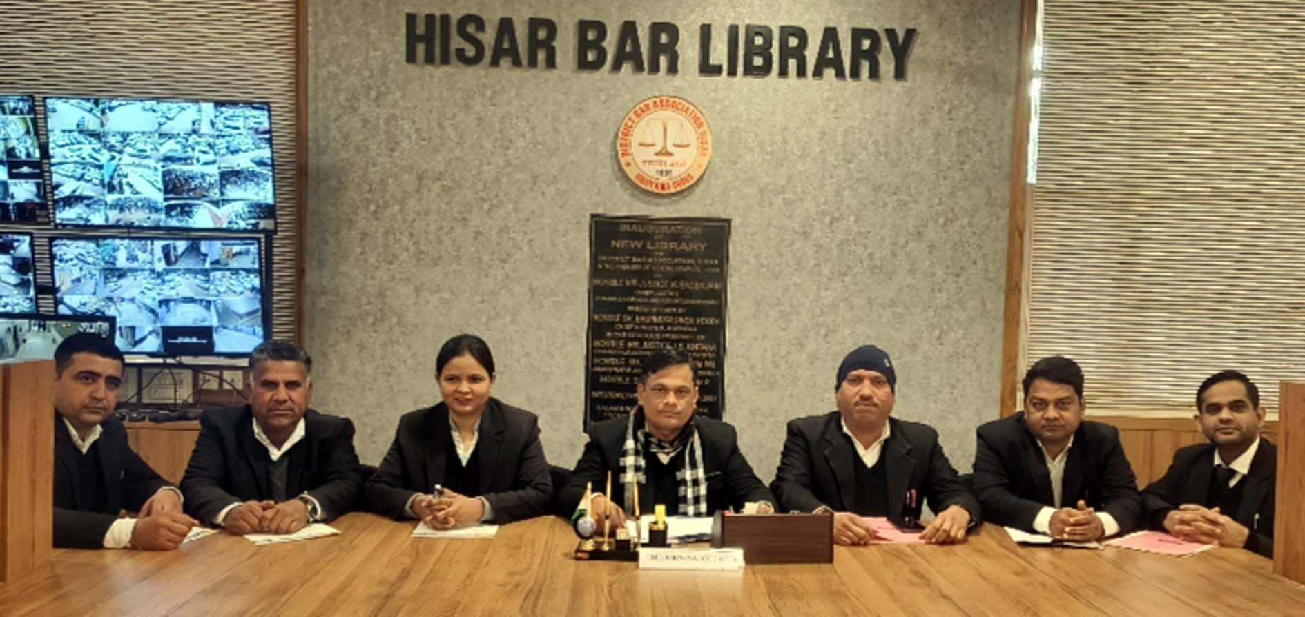 बार एसोसिएशन हिसार के चुनाव बारे बैठक करते चुनाव अधिकारी व सह चुनाव अधिकारी। बार एसोसिएशन हिसार के चुनाव बारे बैठक करते चुनाव अधिकारी व सह चुनाव अधिकारी।