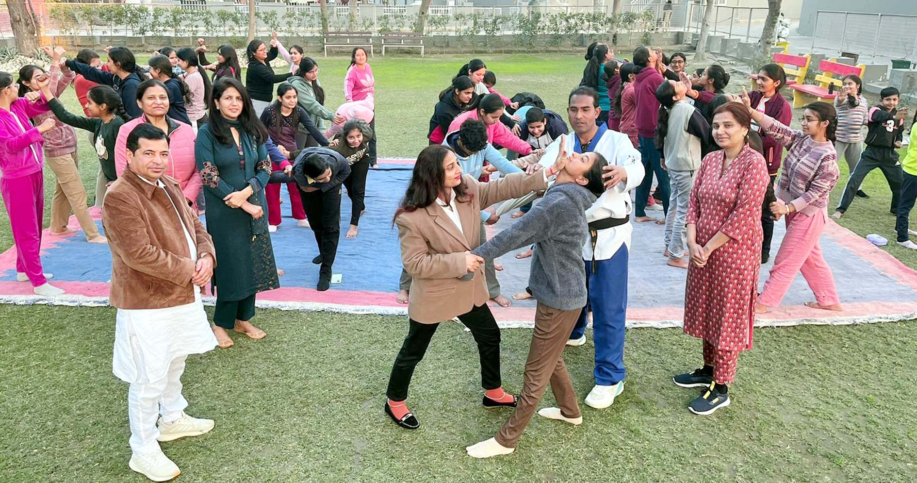कॉलेज की छात्राओं को सेल्फ डिफेंस की तकनीक सिखाते कोच रोहतास कुमार। कॉलेज की छात्राओं को सेल्फ डिफेंस की तकनीक सिखाते कोच रोहतास कुमार।