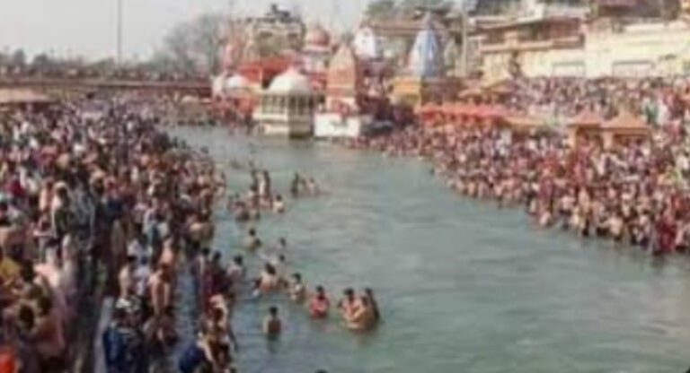 मौनी अमावस्या पर हर की पैड़ी पर स्नान करते श्रद्धालु मौनी अमावस्या पर हर की पैड़ी पर स्नान करते श्रद्धालु