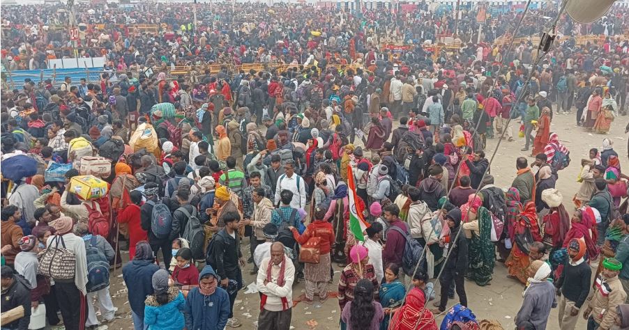 संगम तट पर उपस्थित श्रद्धालु संगम तट पर उपस्थित श्रद्धालु