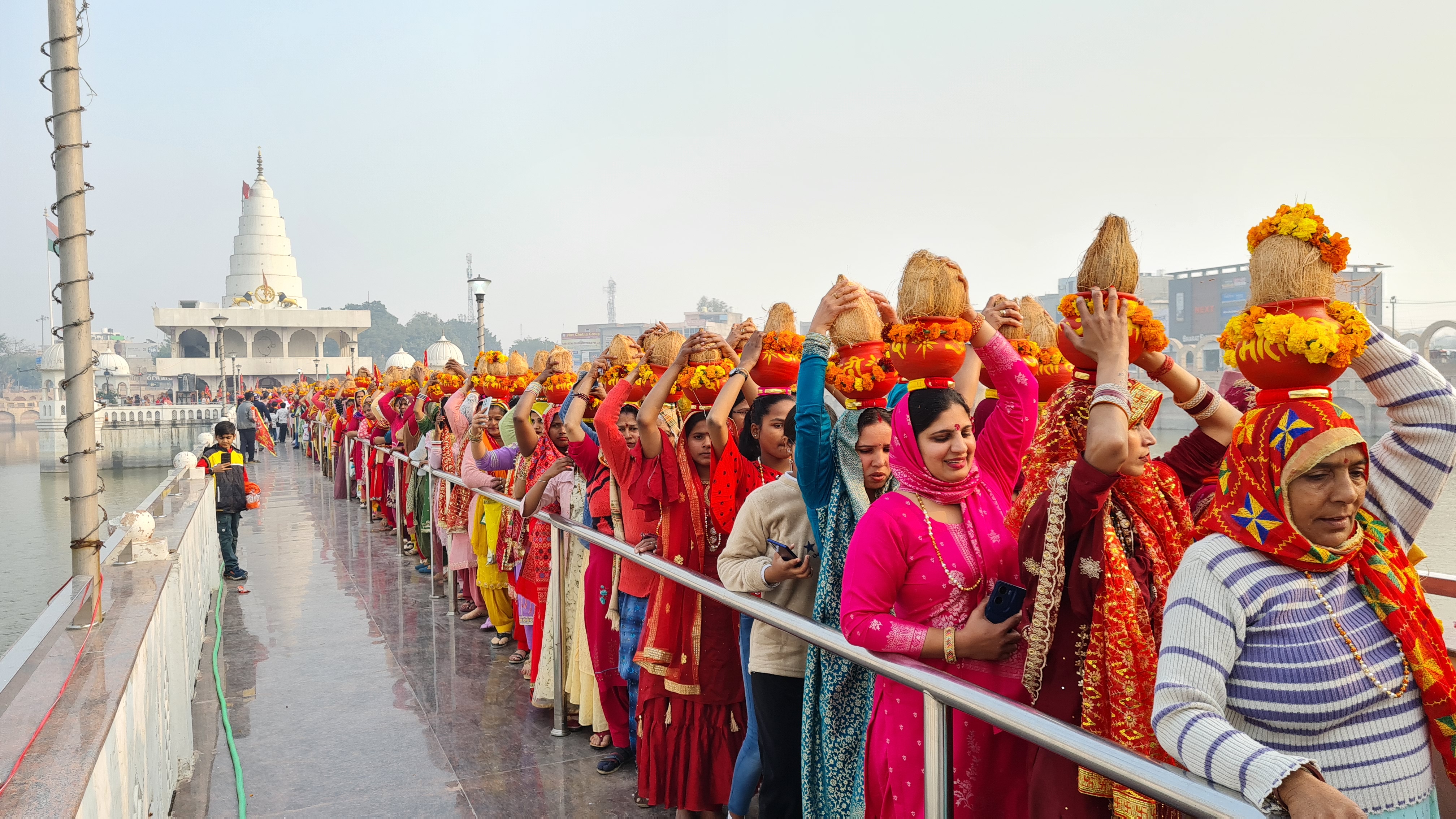 कलश यात्रा में मौजूद महिलाएं। कलश यात्रा में मौजूद महिलाएं।