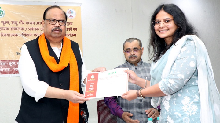 मंत्री काश्यप ने एमएसएमई के नवनियुक्त अधिकारियों को वितरित किए प्रमाण-पत्र मंत्री काश्यप ने एमएसएमई के नवनियुक्त अधिकारियों को वितरित किए प्रमाण-पत्र