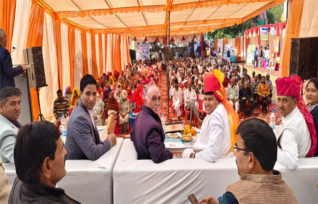 किसान मेले में मौजूद किसान। किसान मेले में मौजूद किसान।