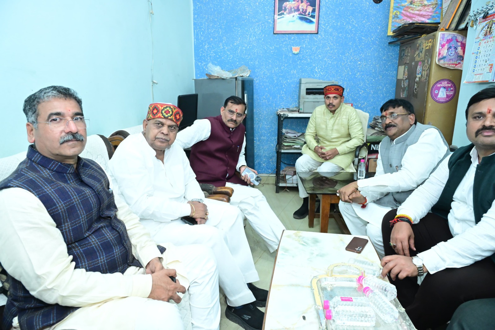 वीडी शर्मा और प्रदेश संगठन महामंत्री हितानंद ने पूर्व मंत्री अंचल सोनकर के बड़े भाई स्वर्गीय चंद्रिका प्रकाश सोनकर के निधन पर उनके निवास पहुंचकर शोक व्यक्त किया वीडी शर्मा और प्रदेश संगठन महामंत्री हितानंद ने पूर्व मंत्री अंचल सोनकर के बड़े भाई स्वर्गीय चंद्रिका प्रकाश सोनकर के निधन पर उनके निवास पहुंचकर शोक व्यक्त किया