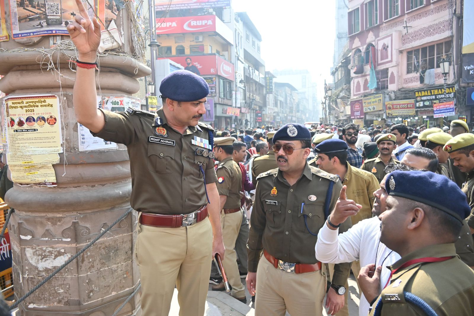 प्रयागराज संगम तट पर भगदड़ के बाद काशी में अफसर भीड़ प्रबंधन में जुटे प्रयागराज संगम तट पर भगदड़ के बाद काशी में अफसर भीड़ प्रबंधन में जुटे