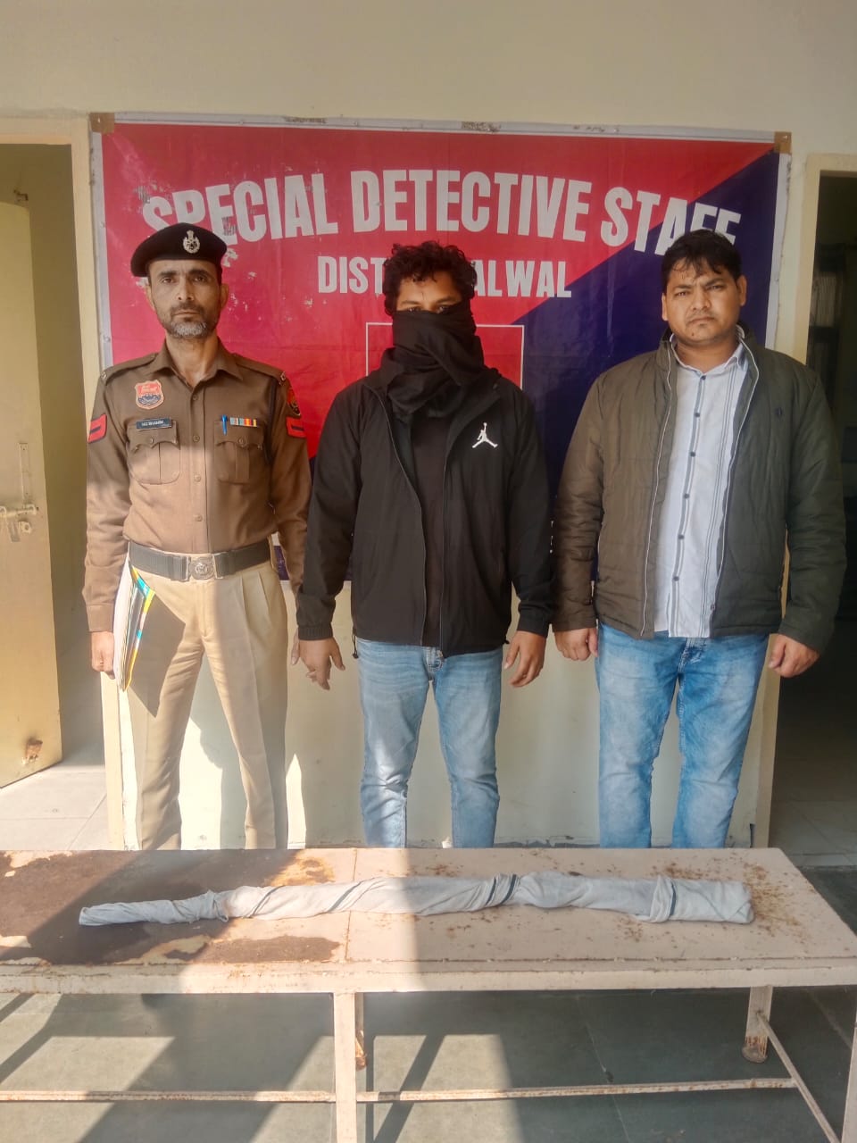 आरोपी पुलिस की गिरफ्त में आरोपी पुलिस की गिरफ्त में