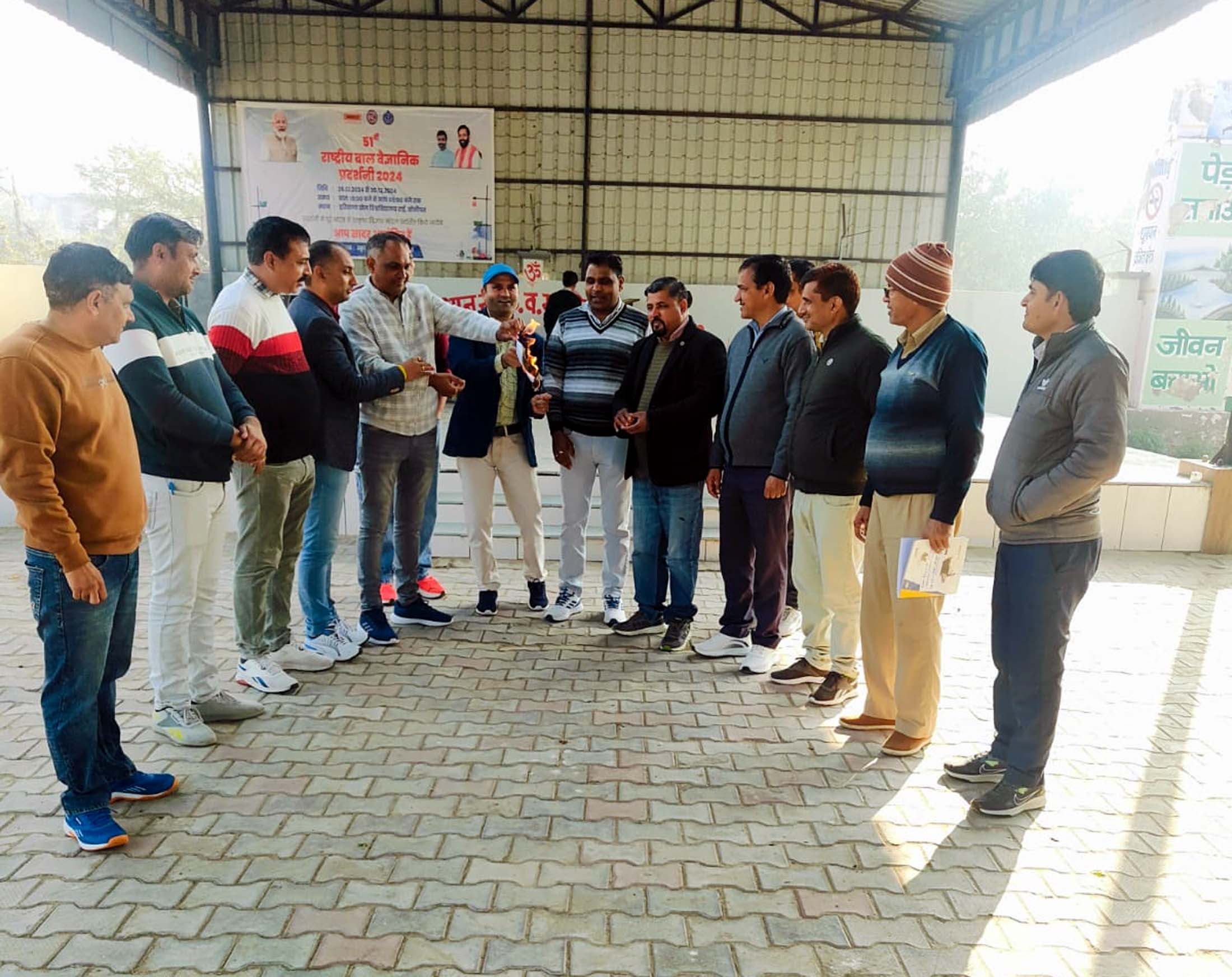 यूनिफाइड पेंशन योजना के गजट नोटिफिकेशन की प्रतियां फूंकते हुए कर्मचारी। यूनिफाइड पेंशन योजना के गजट नोटिफिकेशन की प्रतियां फूंकते हुए कर्मचारी।