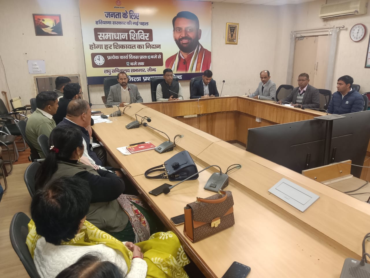 परीक्षा को लेकर मंथन करते हुए अधिकारी। परीक्षा को लेकर मंथन करते हुए अधिकारी।