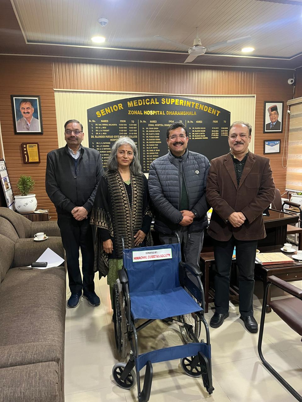 व्हील चेयर के साथ सोसायटी के सदस्य। व्हील चेयर के साथ सोसायटी के सदस्य।
