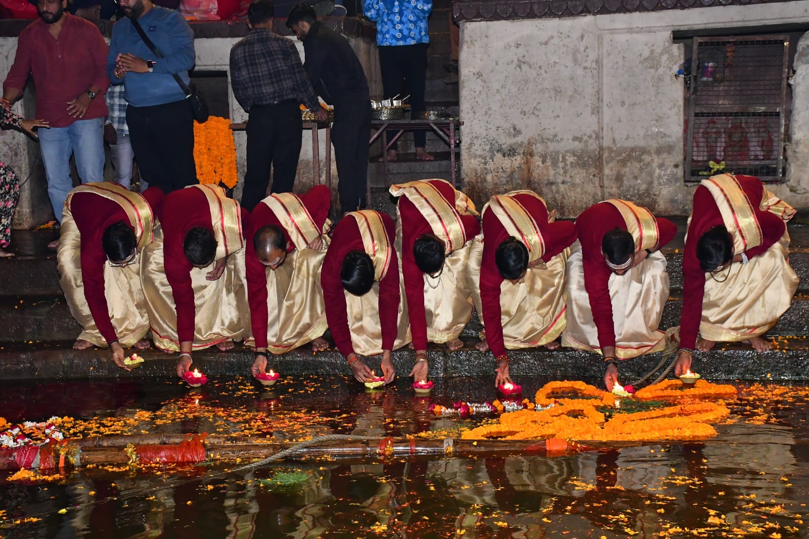 दीपदान करते अर्चक