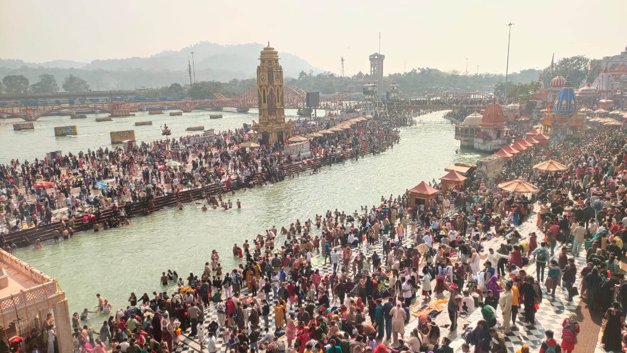 हर की पैड़ी पर स्नान करते हुए हर की पैड़ी पर स्नान करते हुए