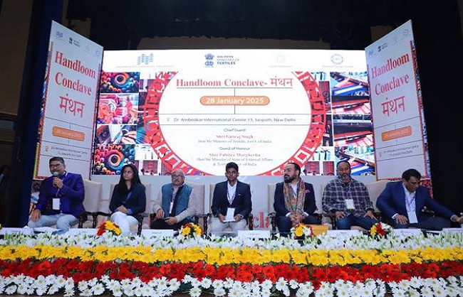 कार्यक्रम को संबोधित करते हुए कपड़ा मंत्री गिरिराज सिंह कार्यक्रम को संबोधित करते हुए कपड़ा मंत्री गिरिराज सिंह