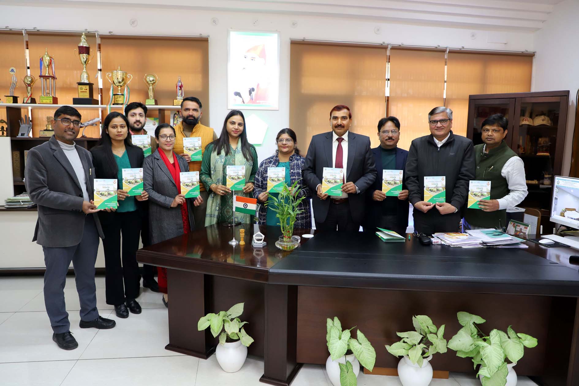 अंतरराष्ट्रीय सम्मेलन के ब्रोशर का विमोचन करते कुलपति प्रो. नरसी राम बिश्नोई। अंतरराष्ट्रीय सम्मेलन के ब्रोशर का विमोचन करते कुलपति प्रो. नरसी राम बिश्नोई।