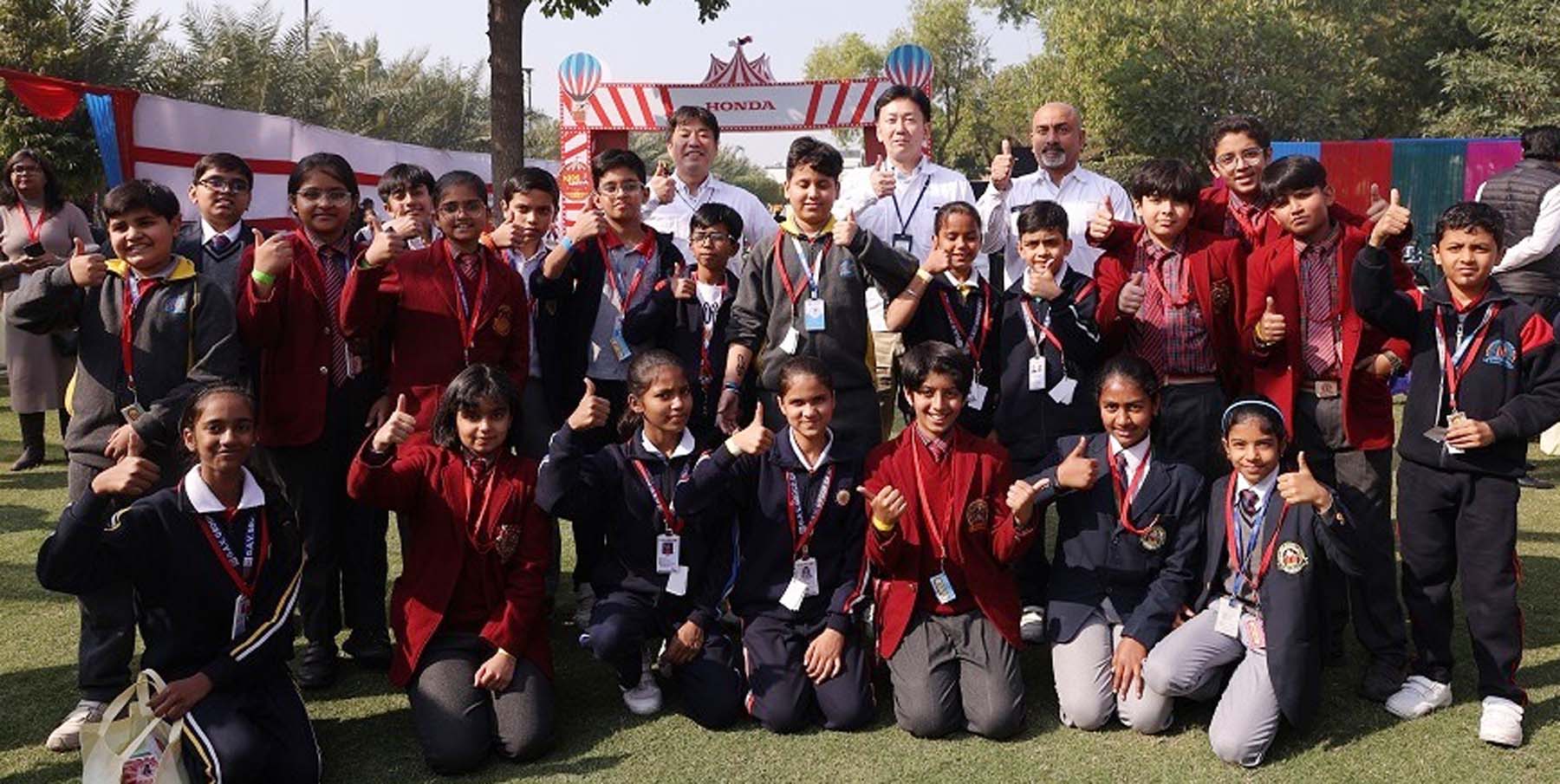 फोटो नंबर-01: गुरुग्राम के मानेसर स्थित होंडा कंपनी में किड्स कार्निवल में स्कूली बच्चों के साथ चीफ मैनेजर विनय ढींगरा व अन्य अधिकारी। फोटो नंबर-01: गुरुग्राम के मानेसर स्थित होंडा कंपनी में किड्स कार्निवल में स्कूली बच्चों के साथ चीफ मैनेजर विनय ढींगरा व अन्य अधिकारी।