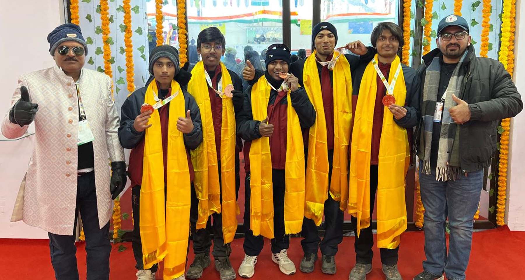 फोटो नंबर-02: आइस स्केटिंग में पदक विजेता आइस स्केटर्स के साथ हरियाणा के चीफ मैनेजर एवं प्रदेश महासचिव नरेश सेलपाड़। फोटो नंबर-02: आइस स्केटिंग में पदक विजेता आइस स्केटर्स के साथ हरियाणा के चीफ मैनेजर एवं प्रदेश महासचिव नरेश सेलपाड़।