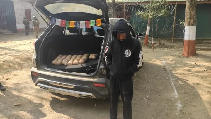 मणिपुर में मादक पदार्थ के साथ गिरफ्तार आरोपित की तस्वीर। मणिपुर में मादक पदार्थ के साथ गिरफ्तार आरोपित की तस्वीर।