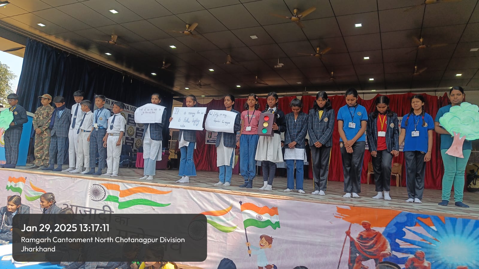 जागरूकता अभियान चलाते स्कूली छात्र जागरूकता अभियान चलाते स्कूली छात्र
