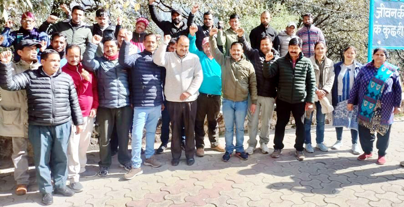 विरोध प्रदर्शन में शामिल कुविवि के कर्मचारी। विरोध प्रदर्शन में शामिल कुविवि के कर्मचारी।