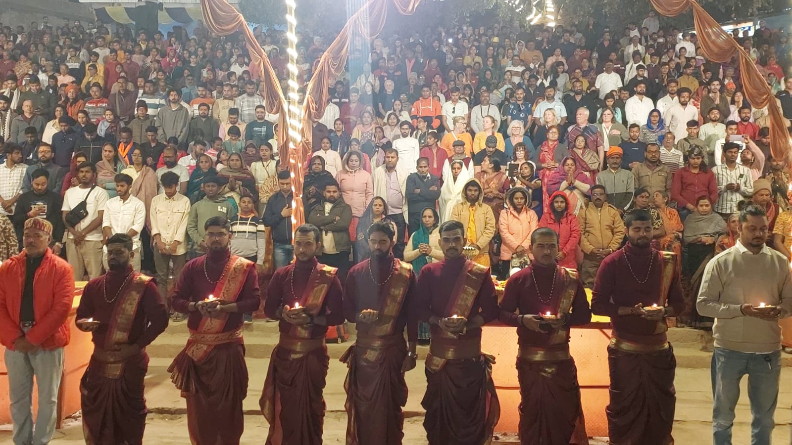 गंगा आरती में शांति पाठ: फोटो बच्चा गुप्ता गंगा आरती में शांति पाठ: फोटो बच्चा गुप्ता