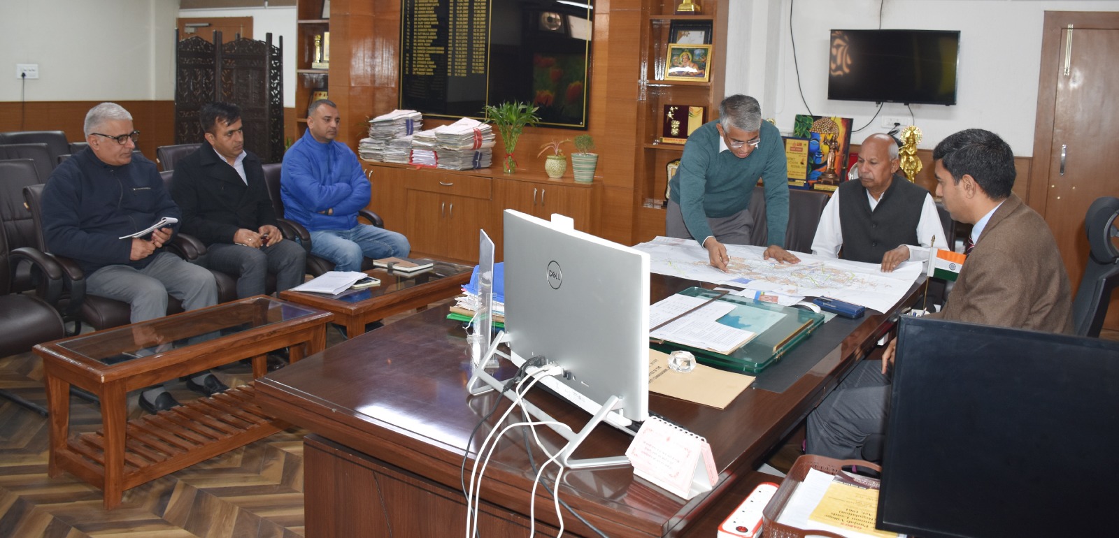 परियोजना की साइट प्लान का जायजा लेते डीसी प्रदीप कुमार परियोजना की साइट प्लान का जायजा लेते डीसी प्रदीप कुमार