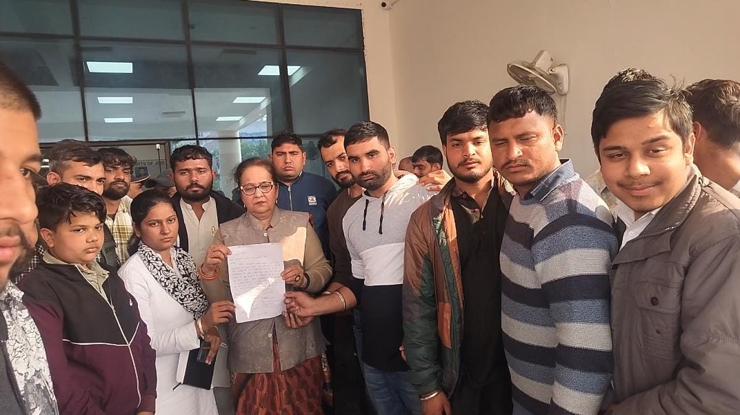 रजिस्ट्रार को ज्ञापन सौंपते हुए छात्र। रजिस्ट्रार को ज्ञापन सौंपते हुए छात्र।
