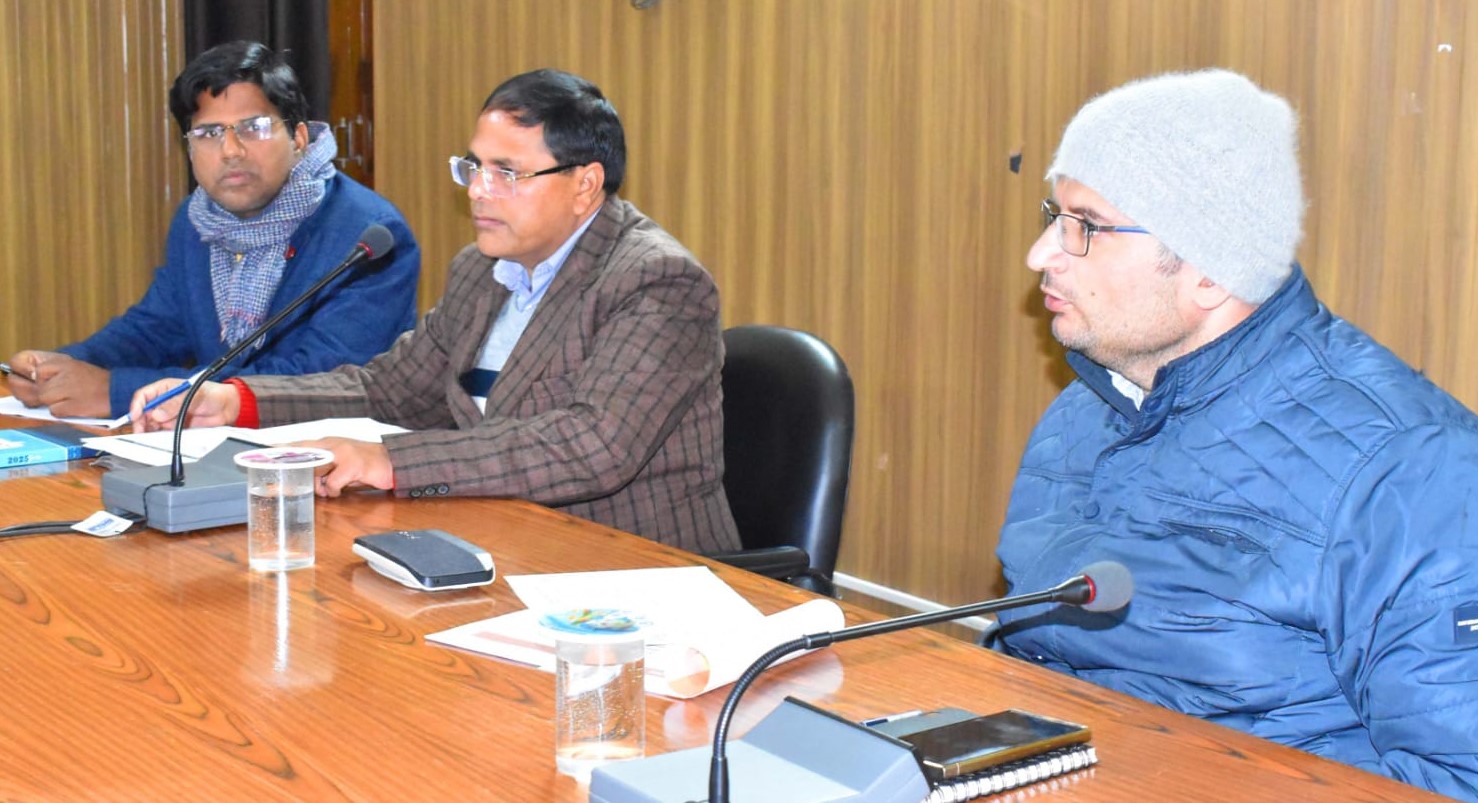 गोपेश्वर में जन जीवन मिशन की समीक्षा करते हुए डीएम। गोपेश्वर में जन जीवन मिशन की समीक्षा करते हुए डीएम।