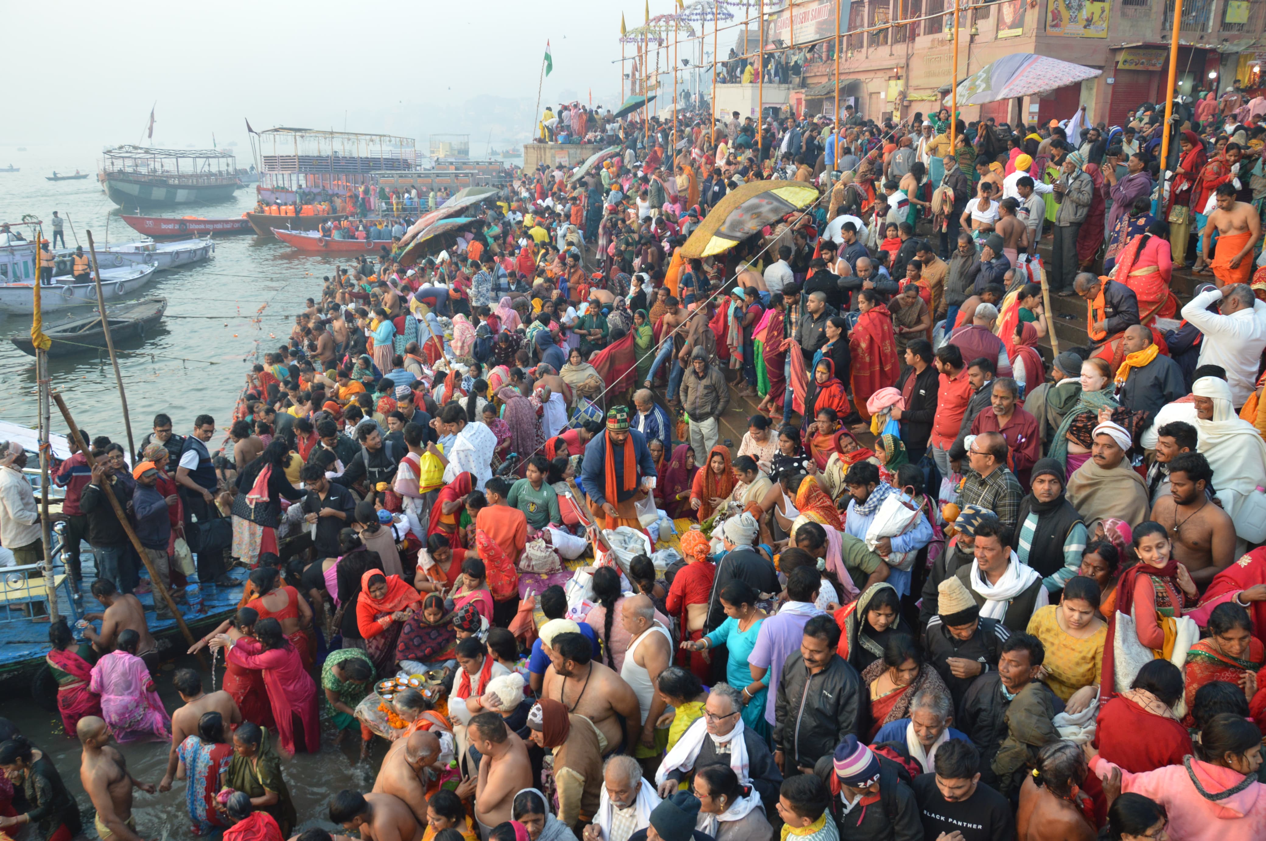 वाराणसी में मौनी अमावस्या पर स्नान करते श्रद्धालु: फोटो बच्चा गुप्ता