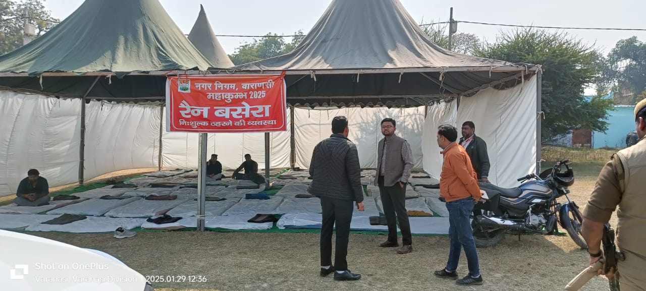 रैन बसेरे का जायजा लेते नगर आयुक्त:फोटो बच्चा गुप्ता