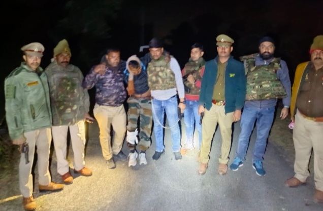घायल मुख्य बदमाश को उपचार के लिए ले जाती पुलिस घायल मुख्य बदमाश को उपचार के लिए ले जाती पुलिस