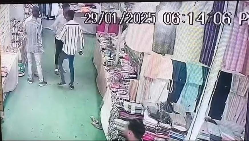 सीसीटीवी में कैद आरोपित। सीसीटीवी में कैद आरोपित।
