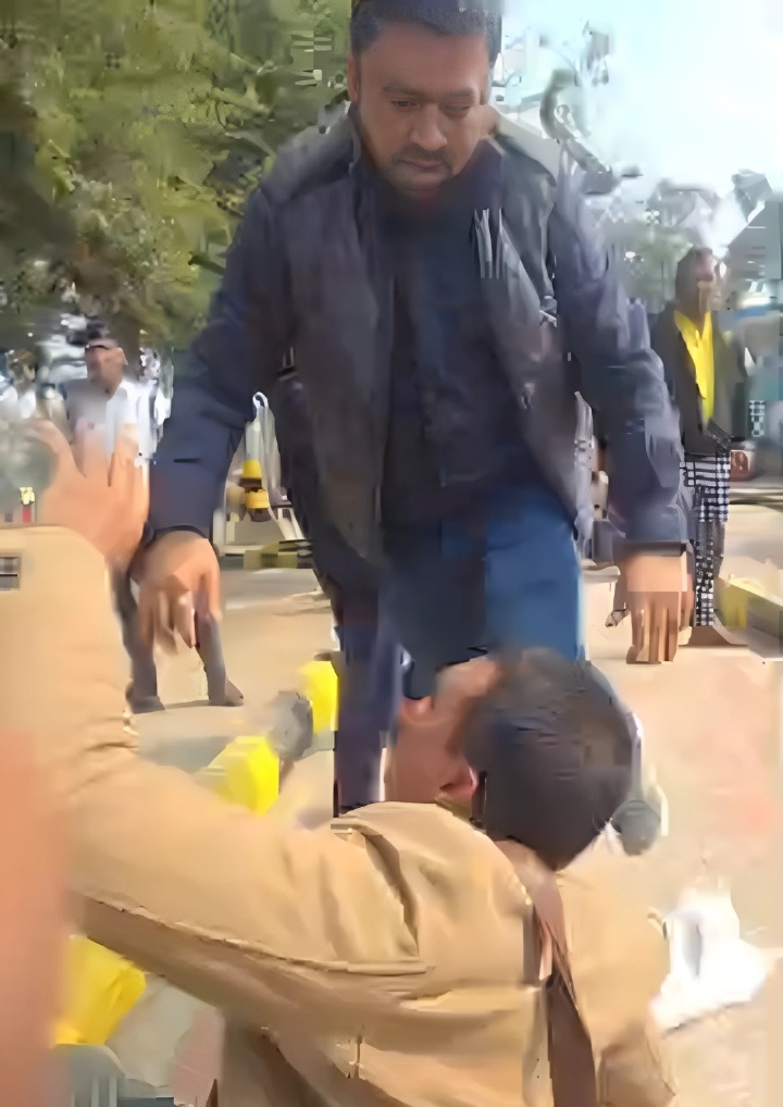 पत्रकार को पीटते सांसद समर्थक पत्रकार को पीटते सांसद समर्थक