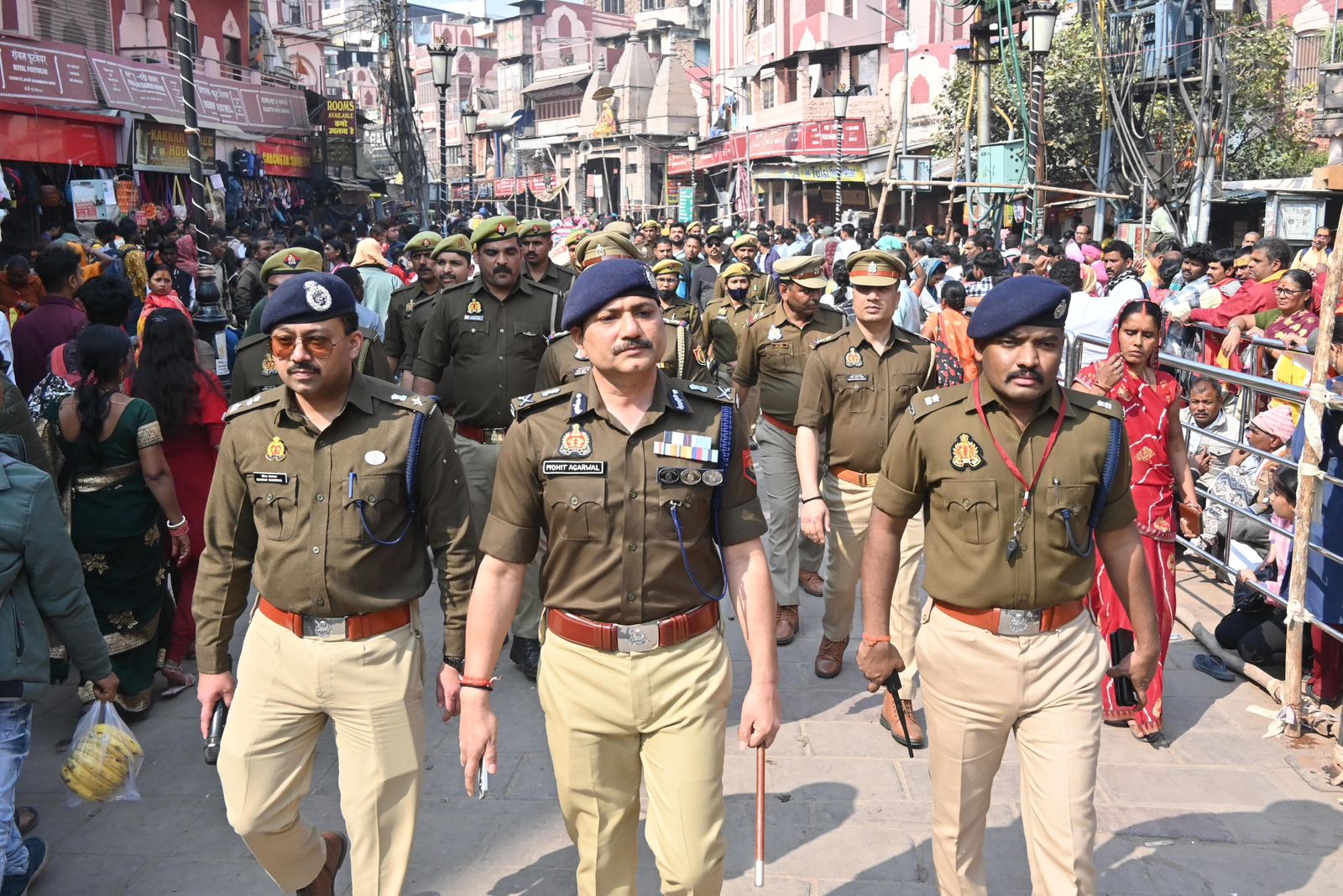 Officers put their strength into crowd management in Kashi Officers put their strength into crowd management in Kashi