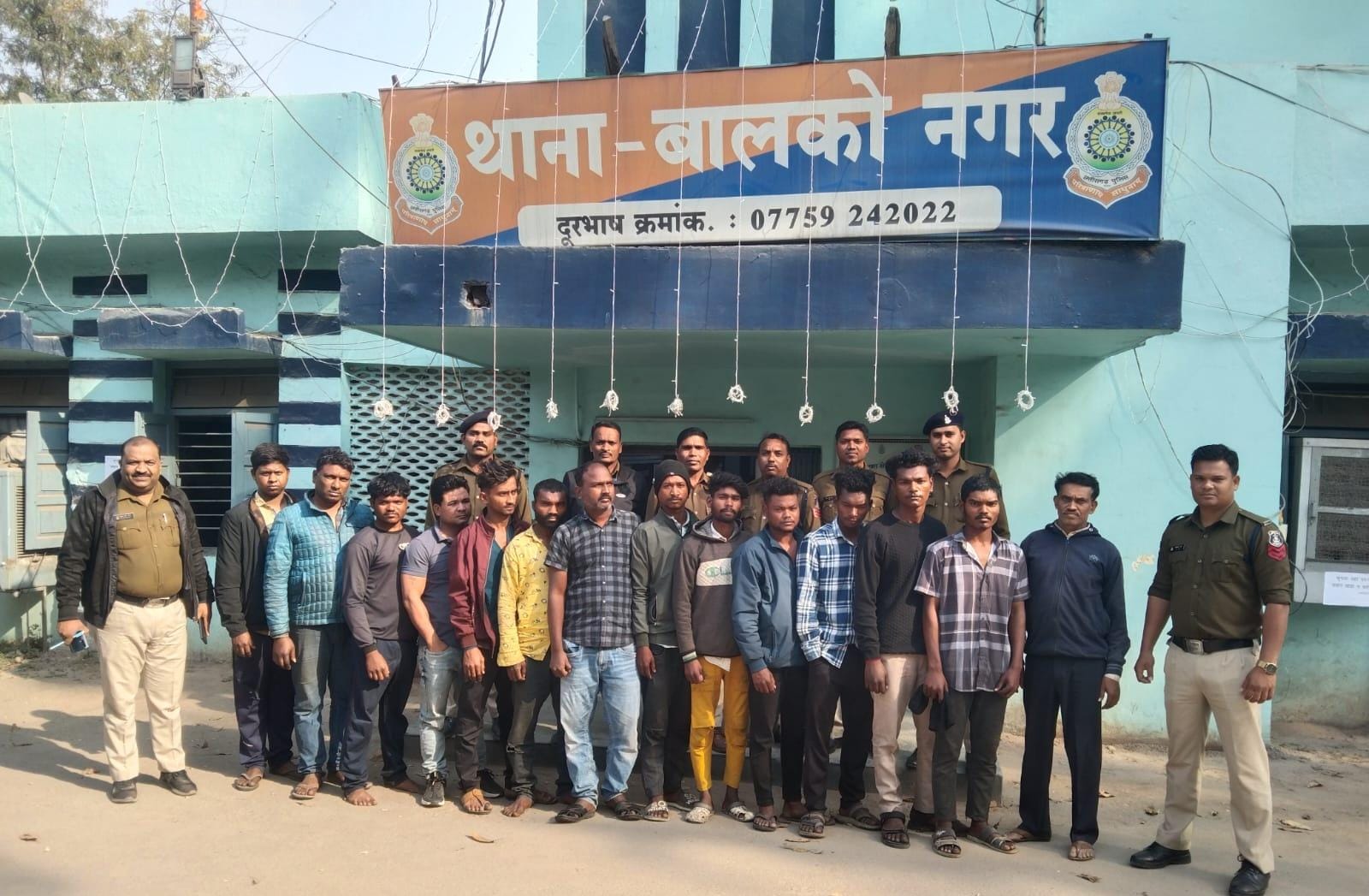 पुलिस ने इस मामले में 16 आरोपियों को गिरफ्तार किया पुलिस ने इस मामले में 16 आरोपियों को गिरफ्तार किया