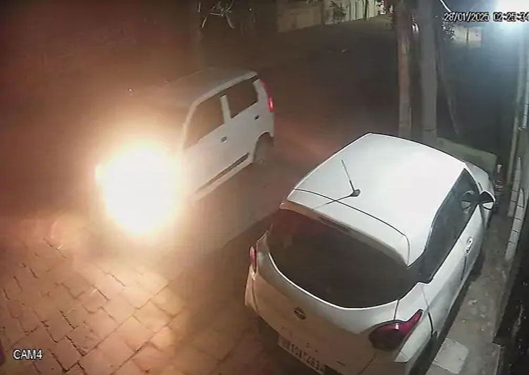 30 Snp-2 सोनीपत: सीसीटीवी में चोरी की वारदात के बाद एक चोर अपनी गाडी को चलाकर जाता हुआ 30 Snp-2 सोनीपत: सीसीटीवी में चोरी की वारदात के बाद एक चोर अपनी गाडी को चलाकर जाता हुआ