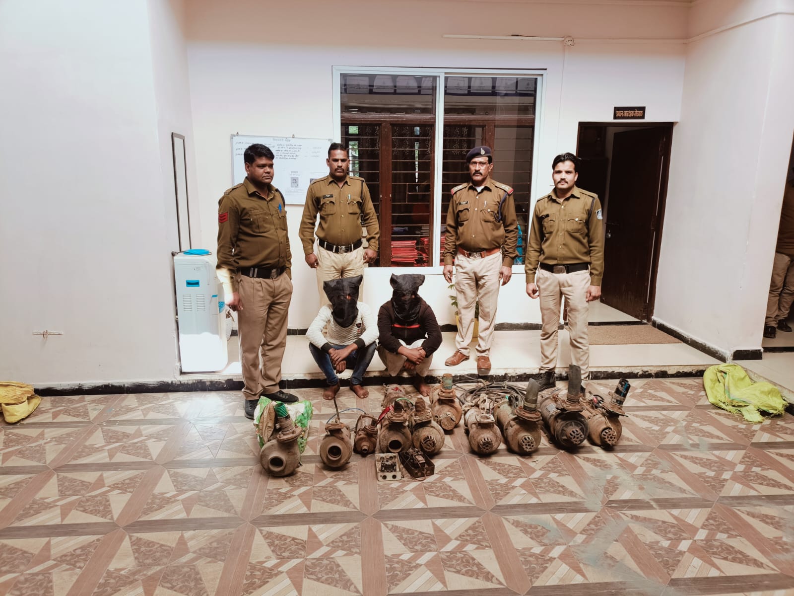 खरीददार सहित चार आरोपित गिरफ्तार खरीददार सहित चार आरोपित गिरफ्तार