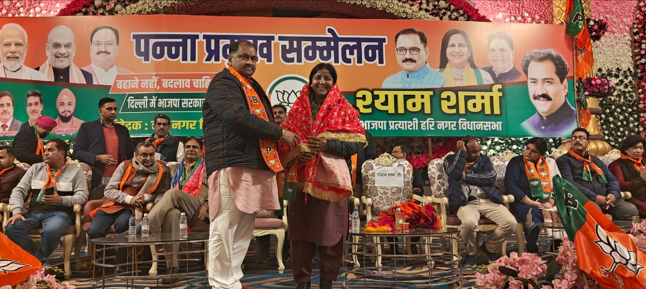 प्रचार के दौरान इंदु गोस्वामी को सम्मानित करते हुए। प्रचार के दौरान इंदु गोस्वामी को सम्मानित करते हुए।