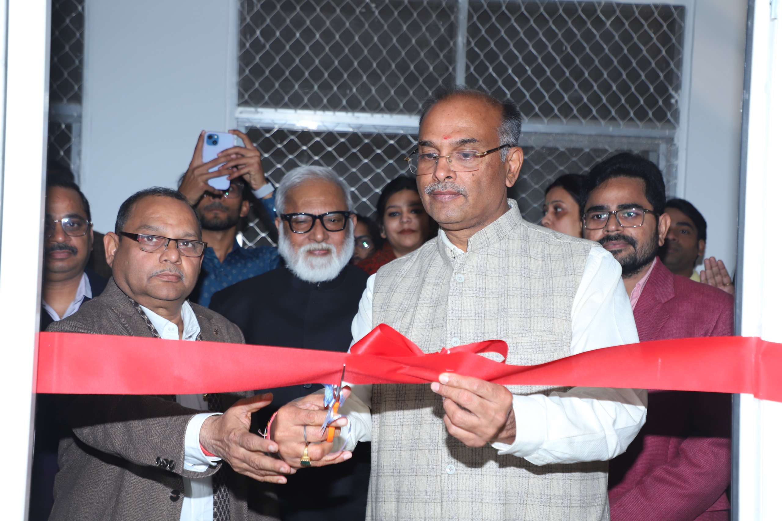 उद्धघाटन के दौरान रिबिन काटते कुलपति उद्धघाटन के दौरान रिबिन काटते कुलपति