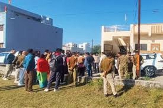 सीआरपीएफ जवान के घर के बाहर का दृश्य सीआरपीएफ जवान के घर के बाहर का दृश्य