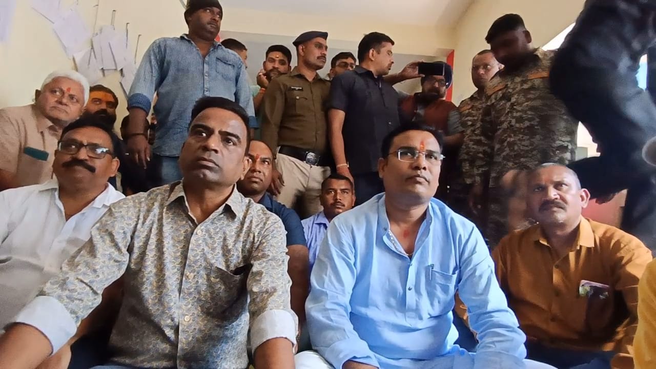 निगम परिसर में बैठे हुए दाएं से दूसरे क्रम में धमतरी विधायक ओंकार साहू। निगम परिसर में बैठे हुए दाएं से दूसरे क्रम में धमतरी विधायक ओंकार साहू।