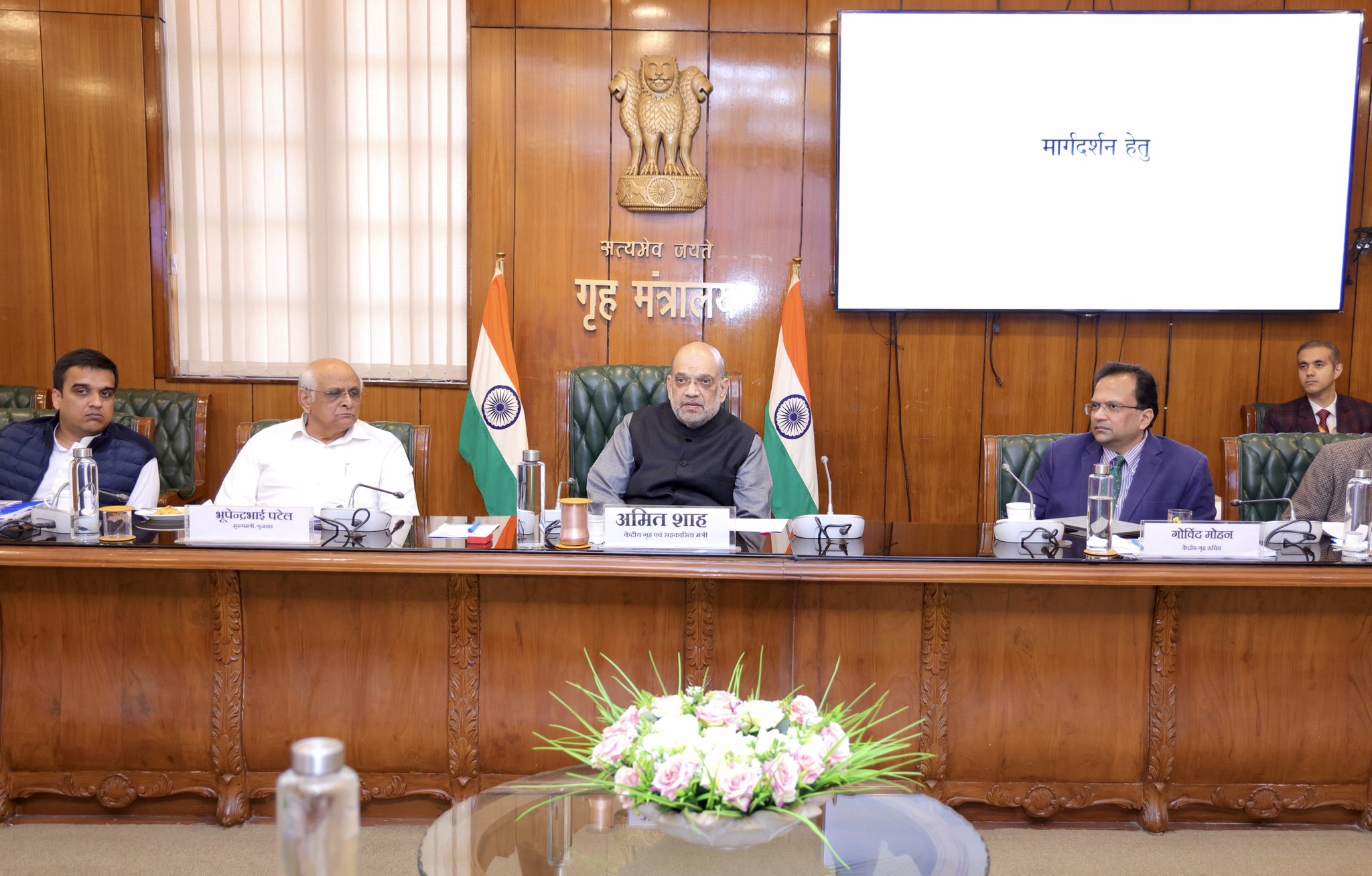 नई दिल्ली में आयोजित समीक्षा बैठक में (बांए से) गुजरात के मुख्यमंत्री भूपेन्द्र पटेल, केन्द्रीय गृह मंत्री अमित शाह और केन्द्रीय गृह सचिव गोविंद मोहन। नई दिल्ली में आयोजित समीक्षा बैठक में (बांए से) गुजरात के मुख्यमंत्री भूपेन्द्र पटेल, केन्द्रीय गृह मंत्री अमित शाह और केन्द्रीय गृह सचिव गोविंद मोहन।