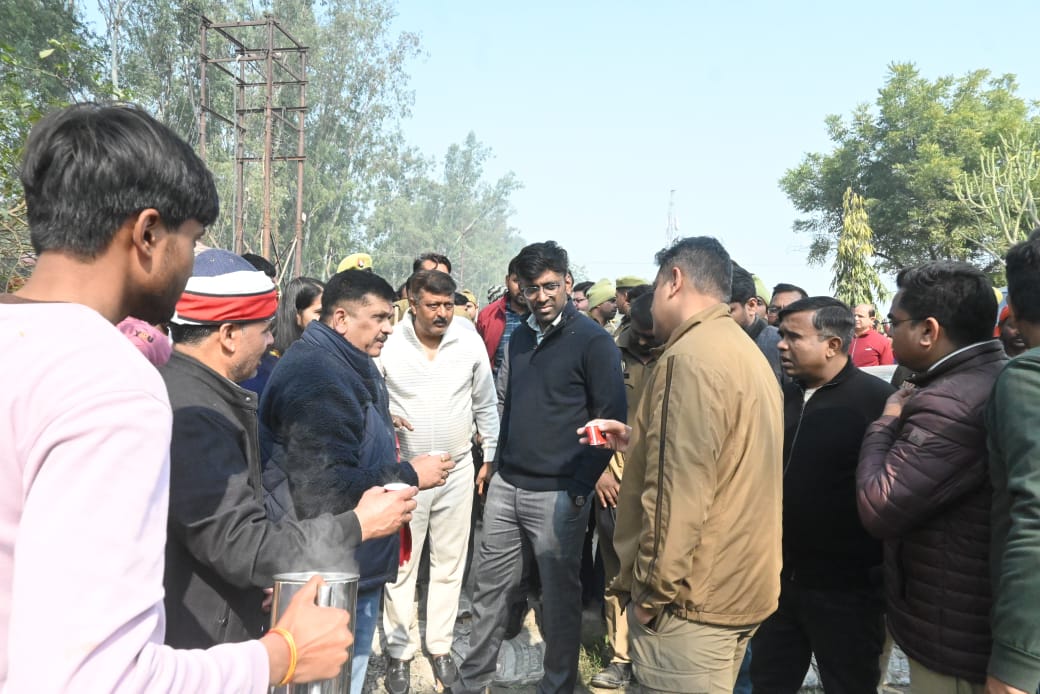 मौनी अमावस्या का स्नान कर लौट रहे श्रद्धालुओं की बस से हुई टक्कर 3 की मौत,तीन घायल मौनी अमावस्या का स्नान कर लौट रहे श्रद्धालुओं की बस से हुई टक्कर 3 की मौत,तीन घायल