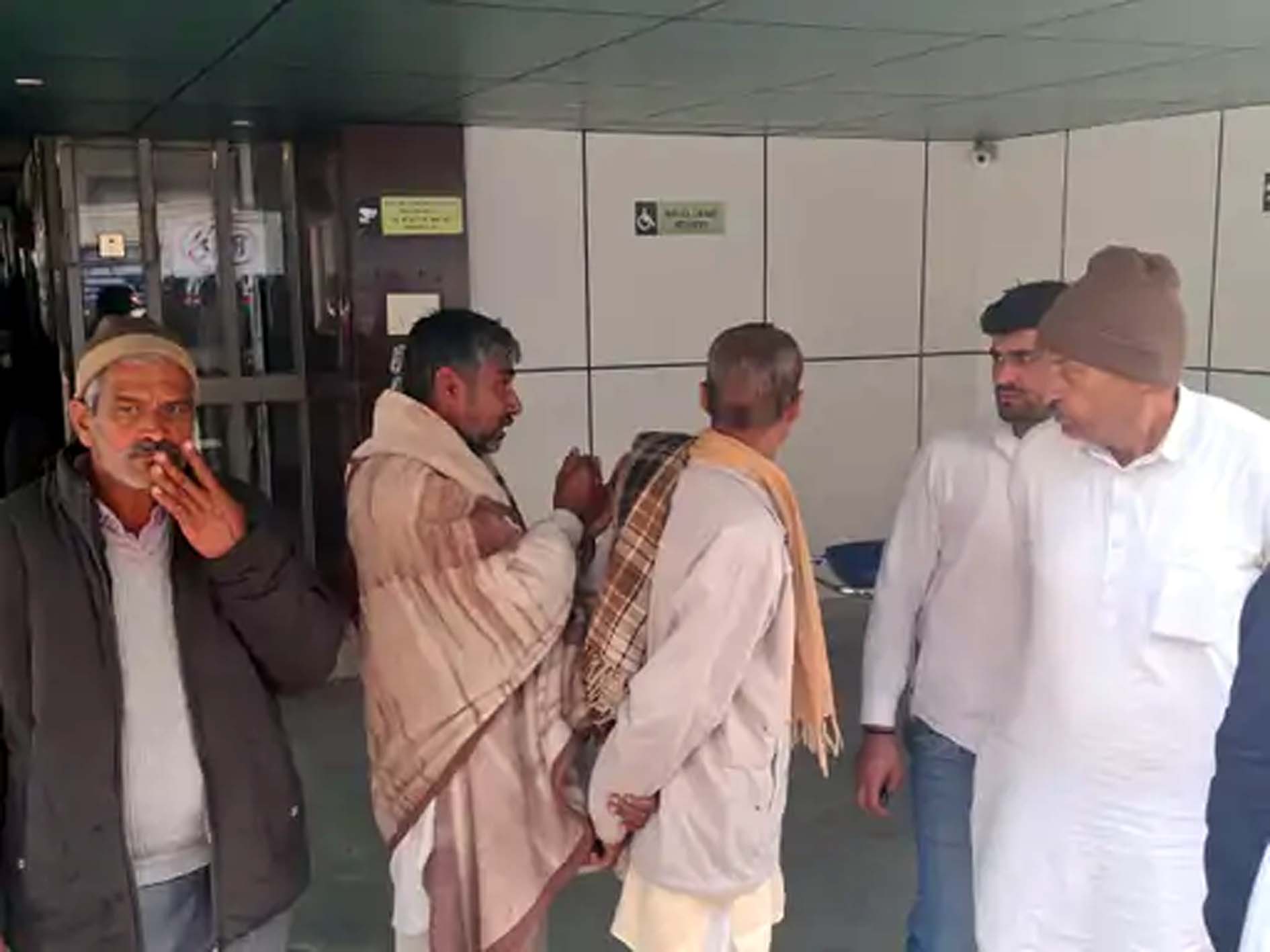 अस्पताल में आए घायल के परिजन। अस्पताल में आए घायल के परिजन।