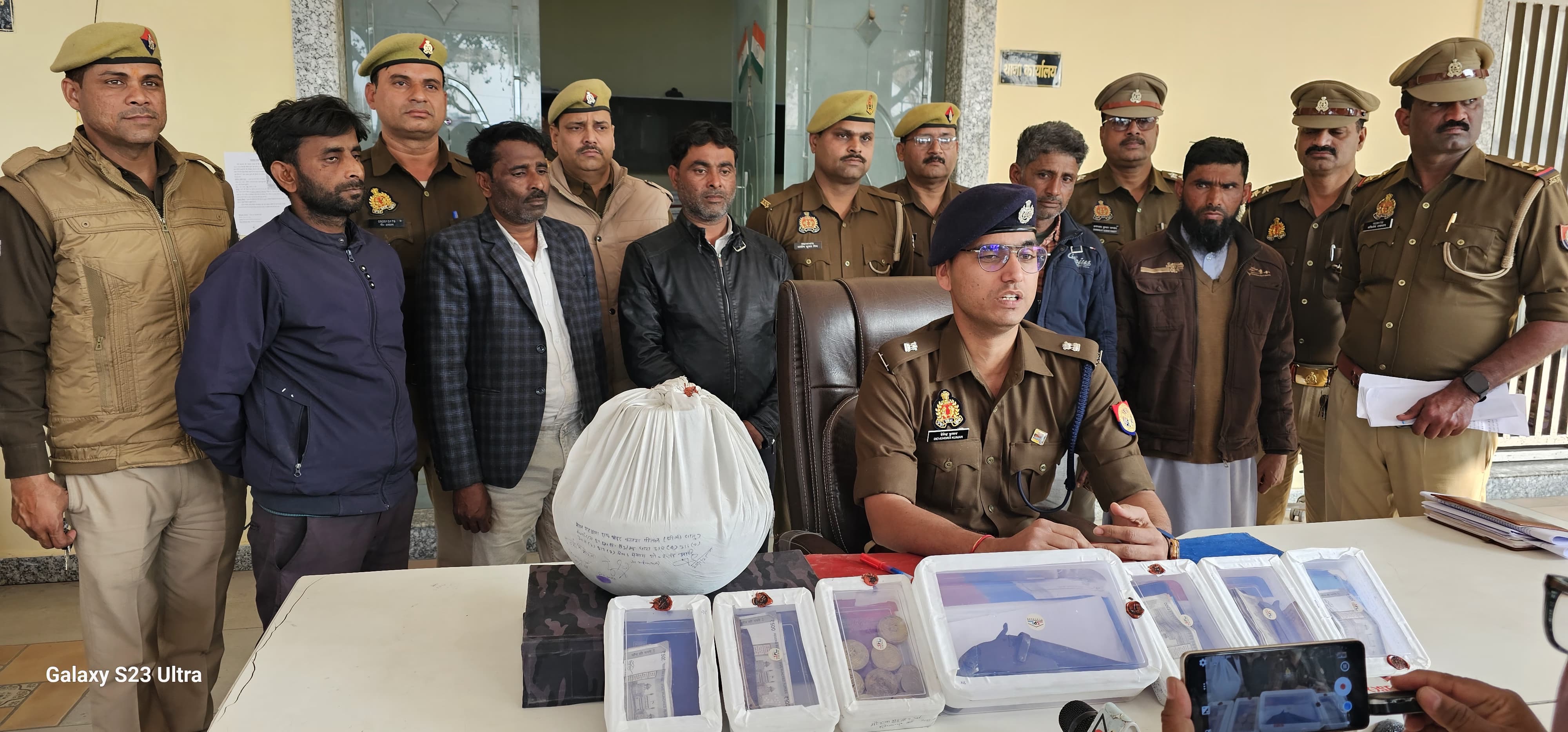 तंत्र-मंत्र के नाम पर ठगी करने वाला गिरोह बेनकाब, पांच आरोपी गिरफ्तार तंत्र-मंत्र के नाम पर ठगी करने वाला गिरोह बेनकाब, पांच आरोपी गिरफ्तार