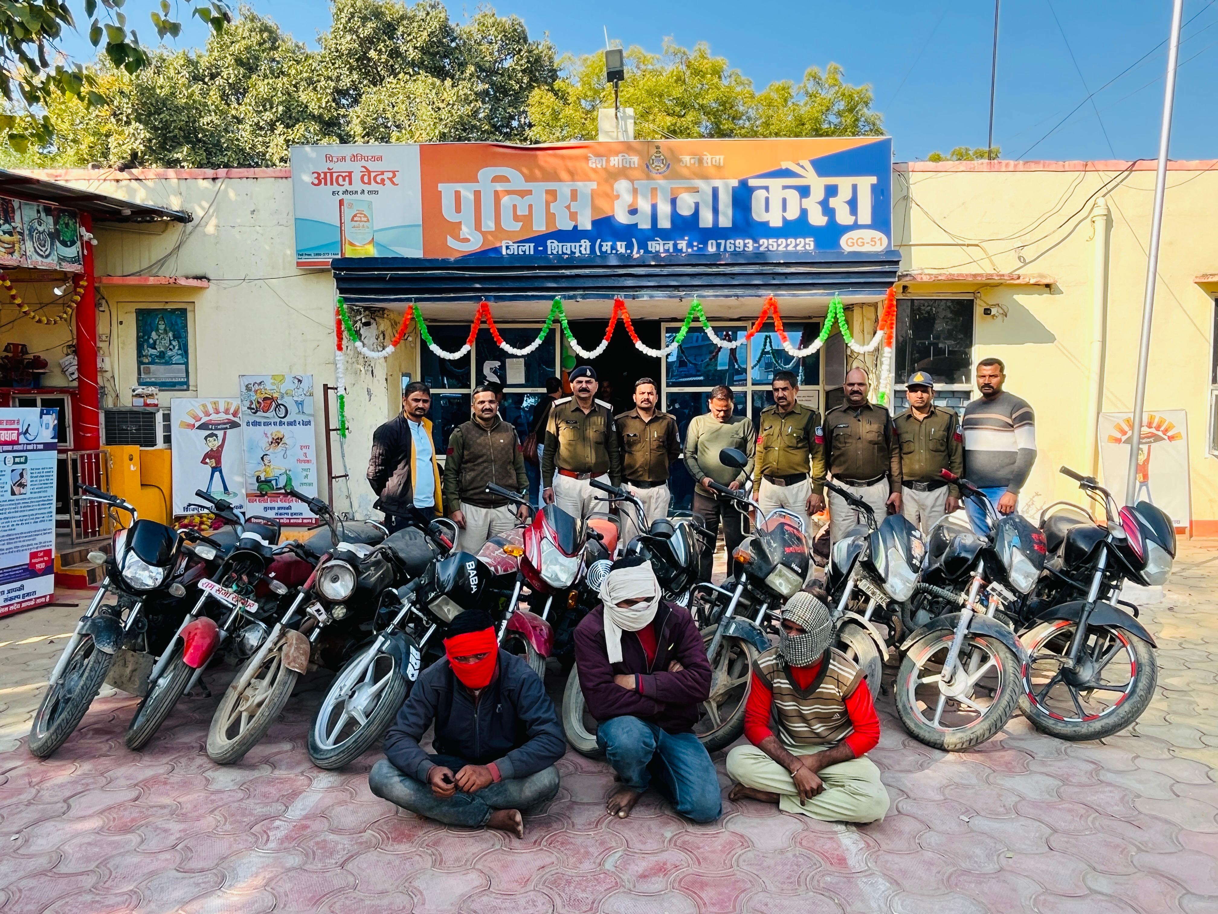चोरी की 10 बाइक के साथ तीन युवक पुलिस ने दबोचे चोरी की 10 बाइक के साथ तीन युवक पुलिस ने दबोचे
