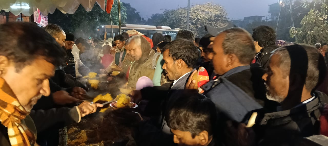 प्रयागराज से वापस लौटे श्रद्धालुओं काश्री अयोध्या न्यास के खिला रहा भंडारा प्रयागराज से वापस लौटे श्रद्धालुओं काश्री अयोध्या न्यास के खिला रहा भंडारा